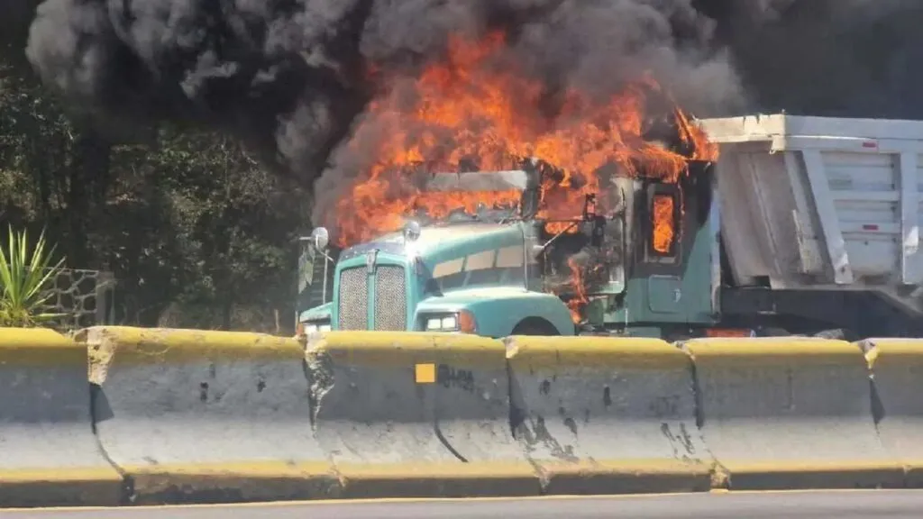 Enfrentamiento entre sindicatos escala en autopista México-Puebla