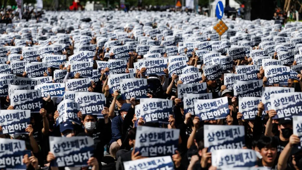 Sindicatos de Samsung escalan protestas y amenazan con huelga