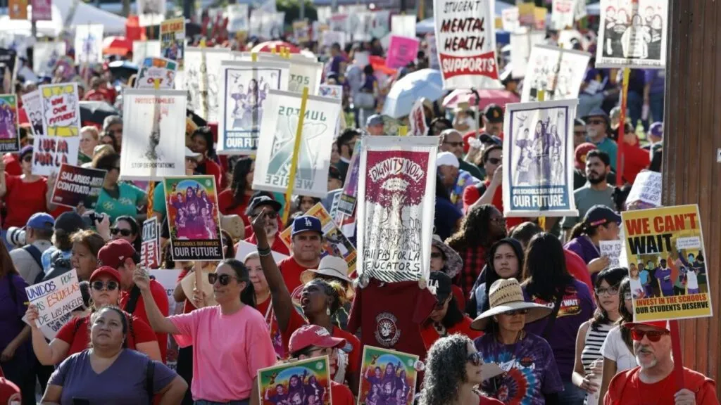Sindicatos escolares presionan a LAUSD por acuerdos