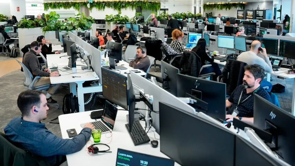 Barcelona pierde vacantes para perfiles tecnológicos iniciales