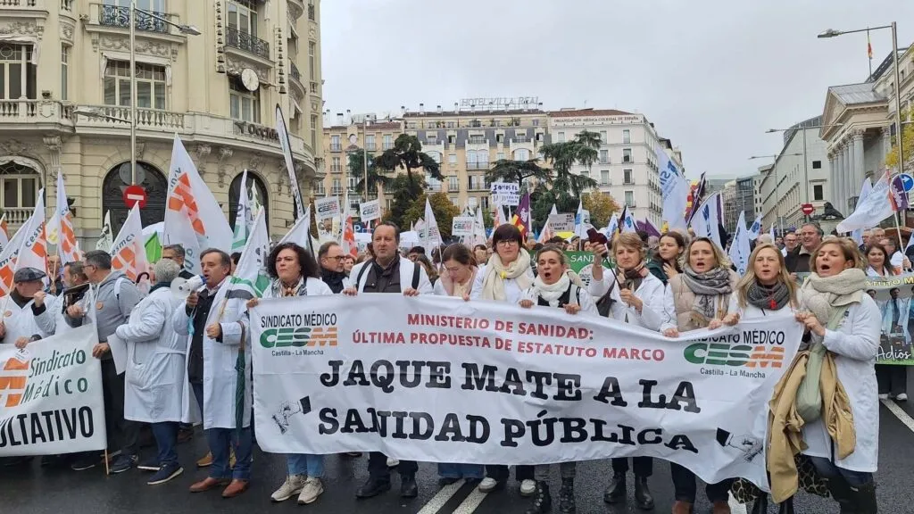 Huelga médica en España cumple cuatro semanas sin acuerdos