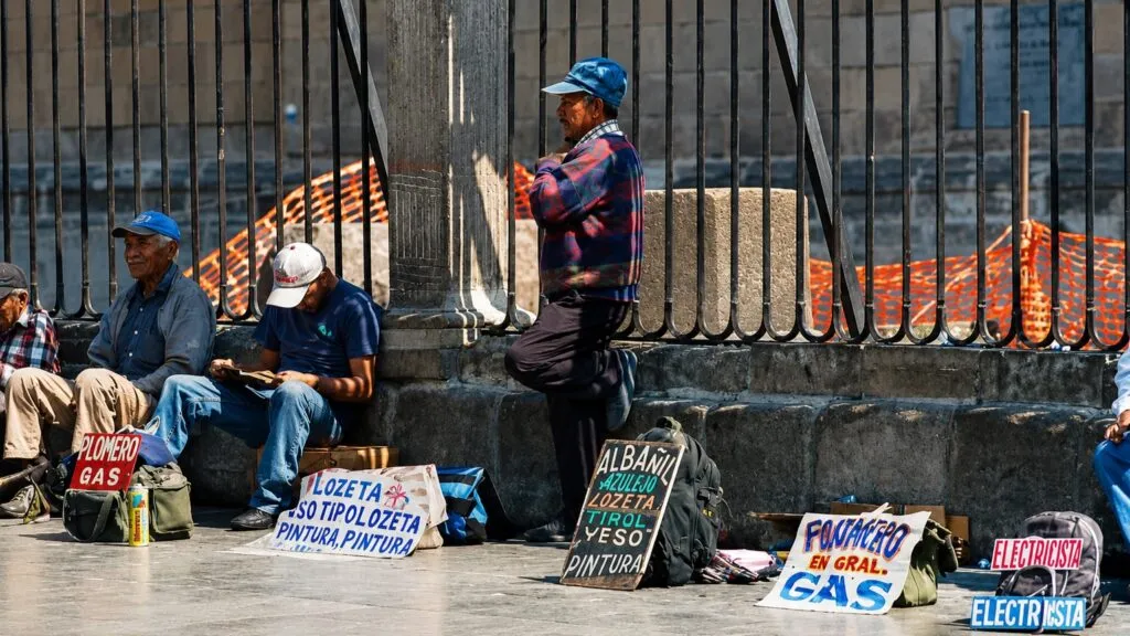 Informalidad frena reducción de pobreza laboral en México