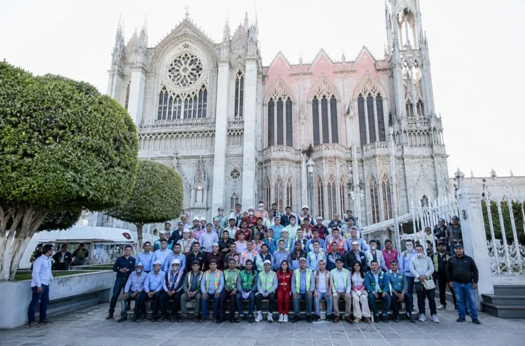 Trabajadores de la construcción celebran su labor en León