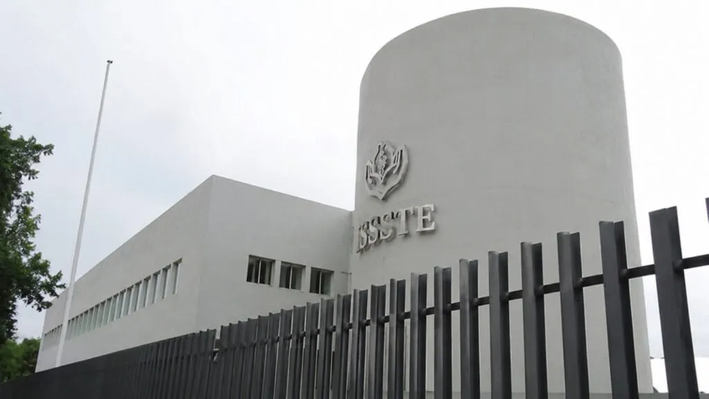 Trabajadores del ISSSTE intensifican protestas por salarios atrasados