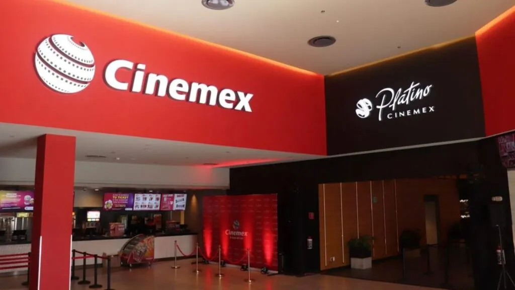 Empleados de Cinemex reclaman utilidades y bonos