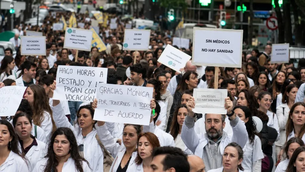 Quinta semana de huelga médica mantiene presión en España