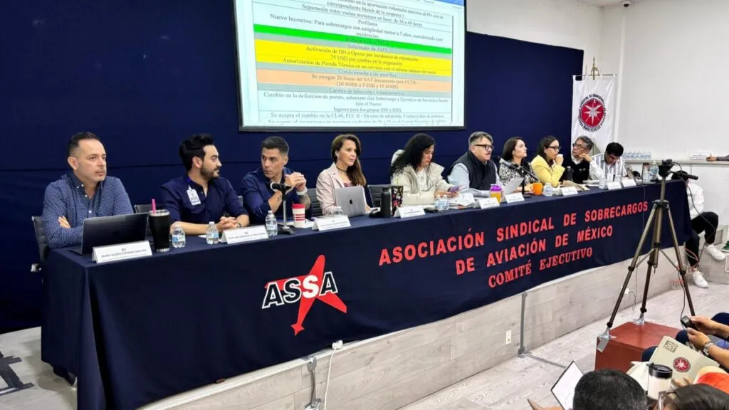 Sobrecargos evitan paro tras acuerdo salarial con Aeroméxico