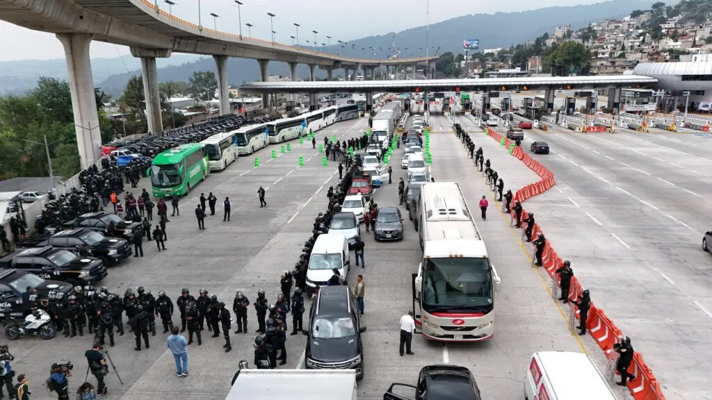 Tensión en acceso a CDMX por contingente de Ayotzinapa