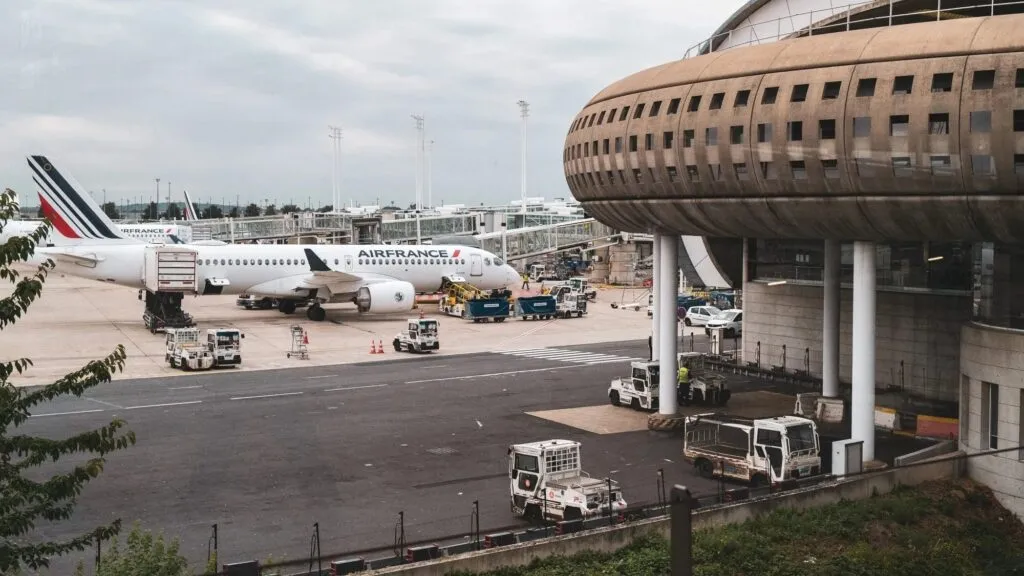 Trabajadores aeroportuarios anuncian paro en aeropuertos de París