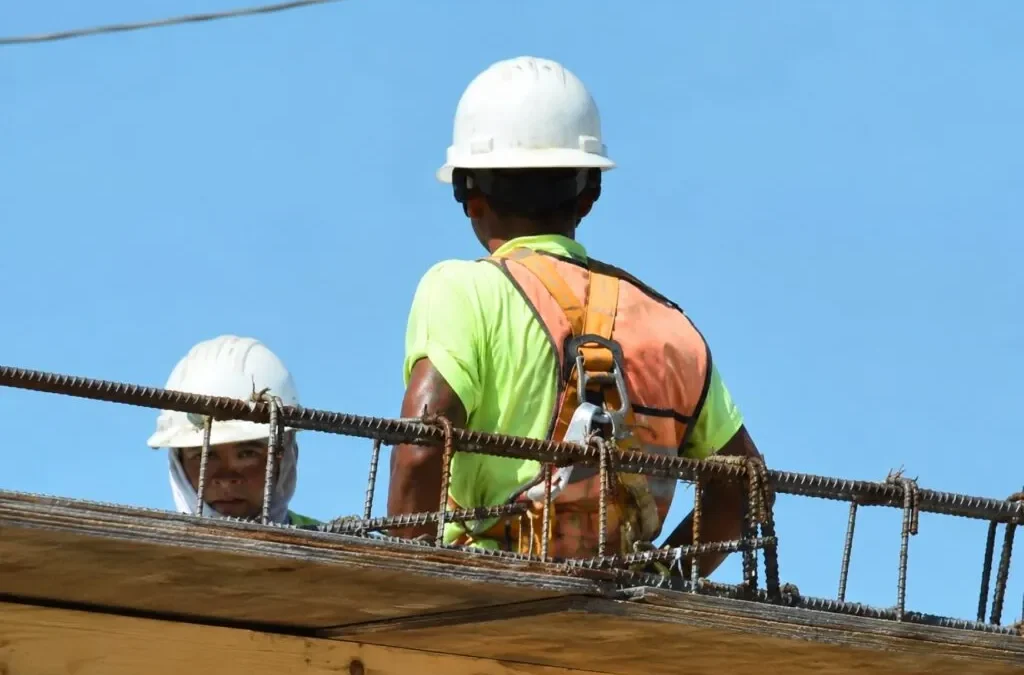 Trabajadores de construcción buscan protegerse del calor extremo