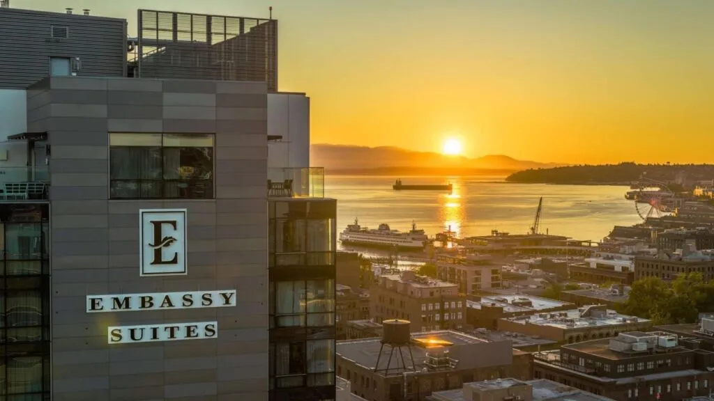 Trabajadores de hotel Hilton en Seattle inician huelga