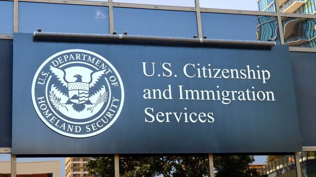 Líderes sindicales alertan por retrasos en renovaciones de DACA
