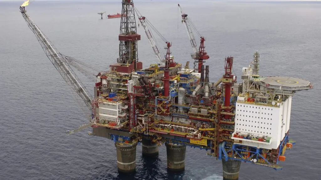 Noruega busca evitar una huelga en su industria petrolera