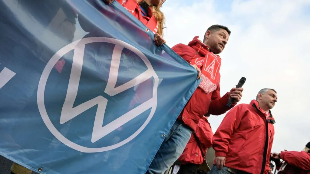 Reestructuración en Alemania enfrenta a Volkswagen con sindicatos