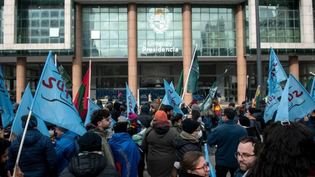Sector público se moviliza durante un paro nacional en Uruguay