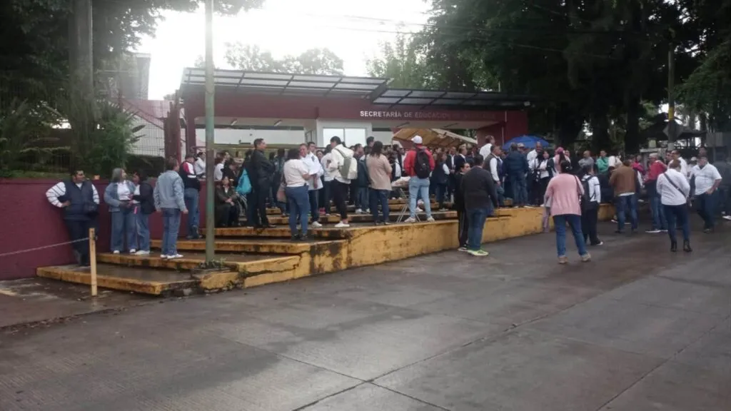 SNTE marcha en Veracruz para exigir soluciones laborales