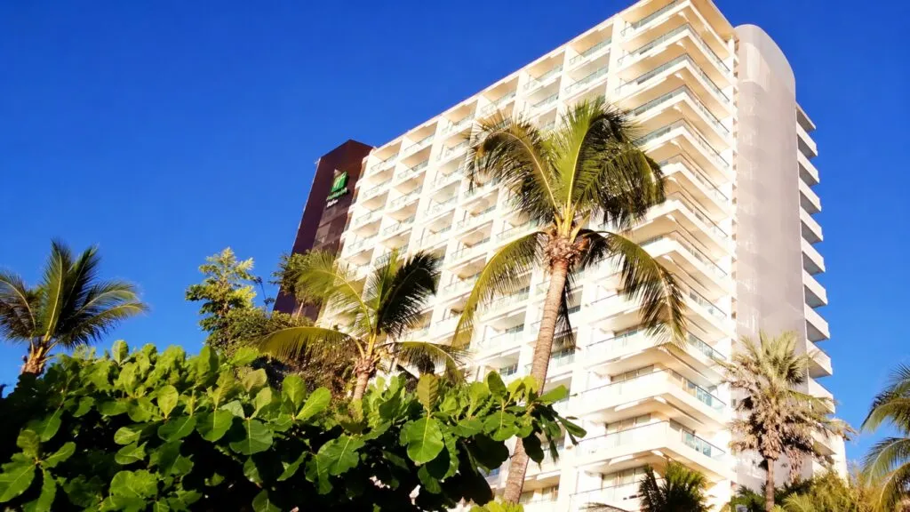 Trabajadores exigen recontratación en Holiday Inn de Acapulco